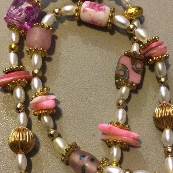 Necklace with Clasp, Pink &White & Gold,  beaded Necklace - Picture 5 of 6